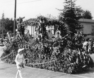 Image of Greetings Tournament Roses Pasadena float in the Rose Parade